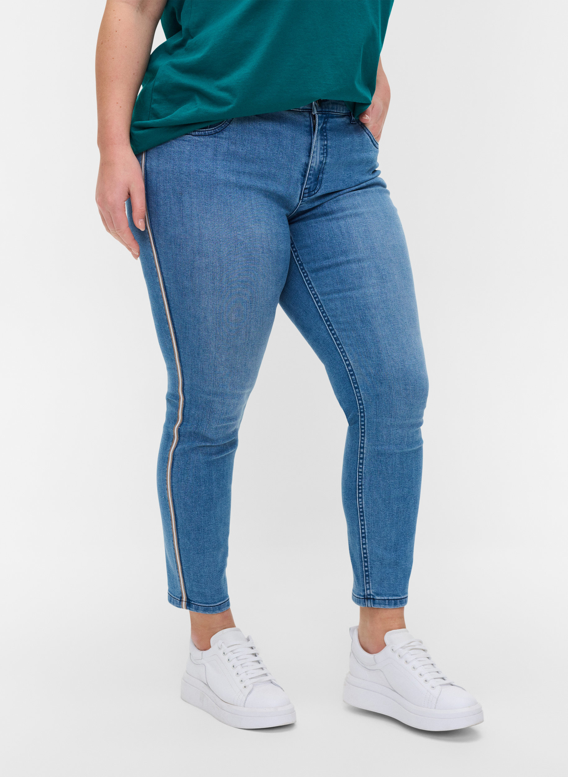 Cropped Sana jeans med stripe på siden, Light blue denim, Model image number 3