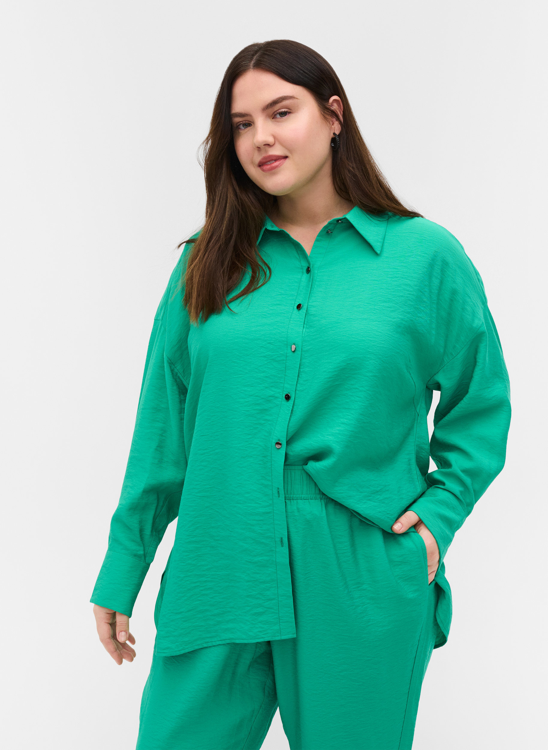 Viskoseskjorte med lange ermer, Mint, Model