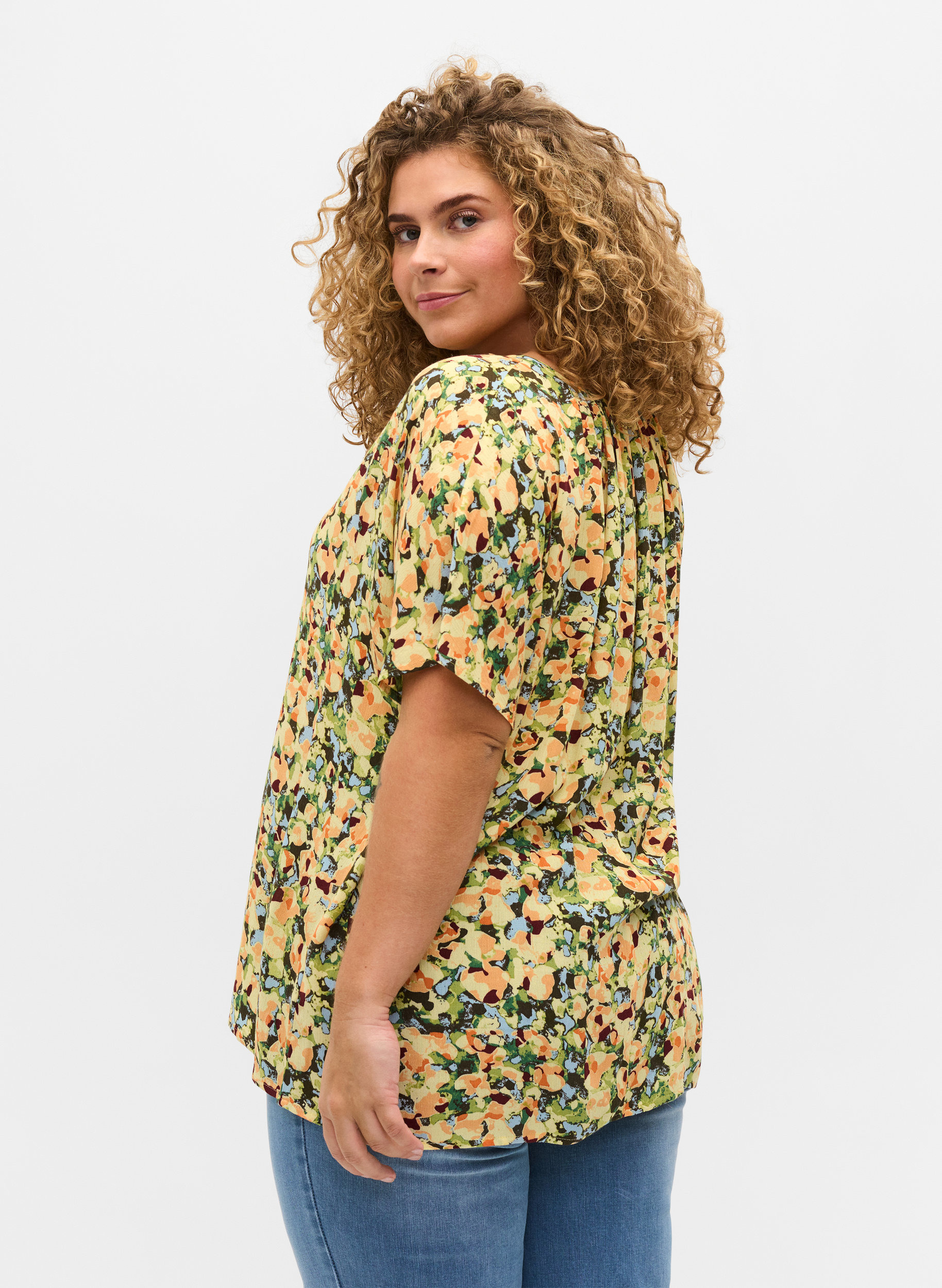 Kortermet viskosebluse, Yellow Summer AOP, Model