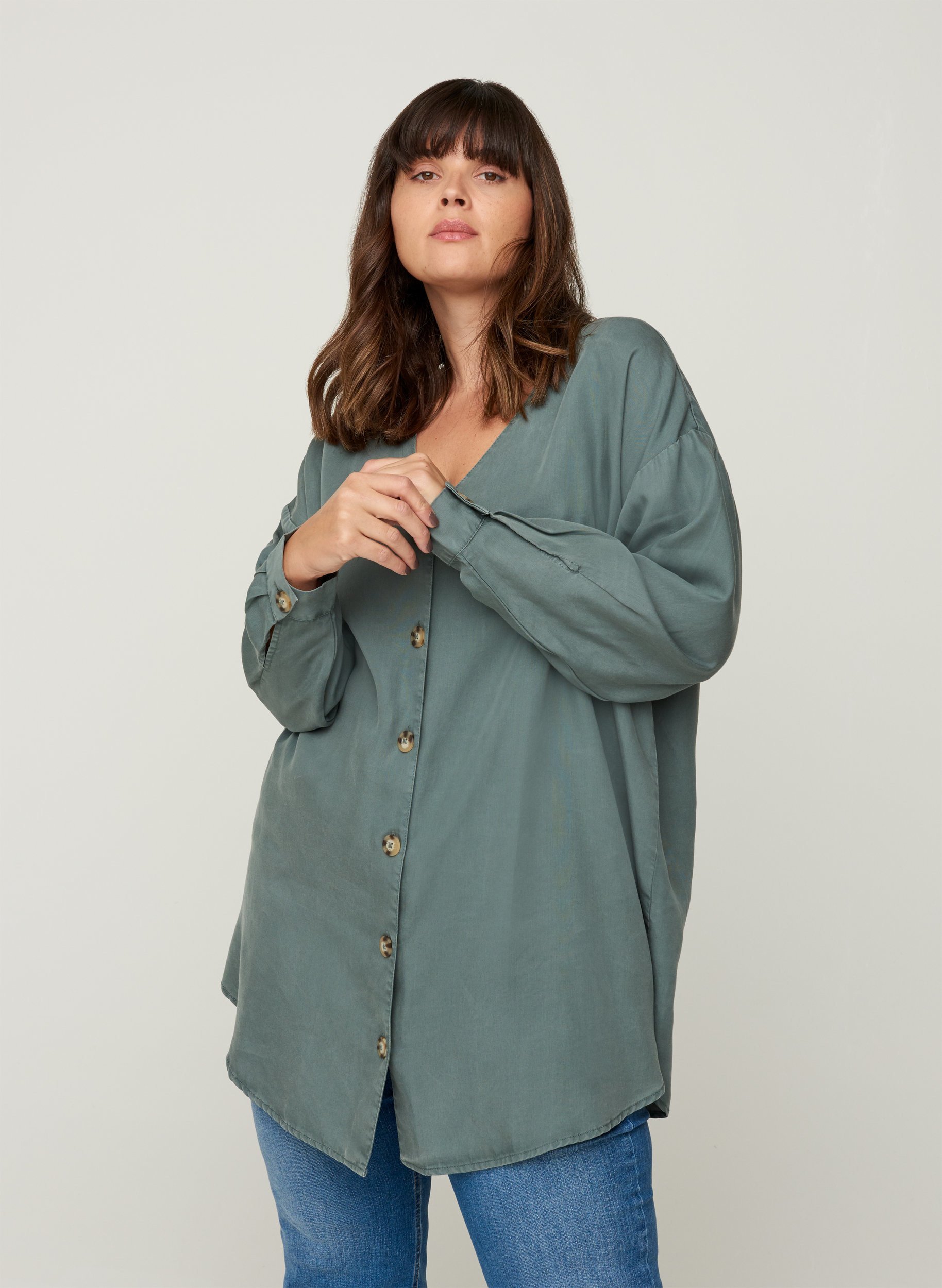 Skjorte i lyocell med v-hals, Balsam Green, Model image number 0