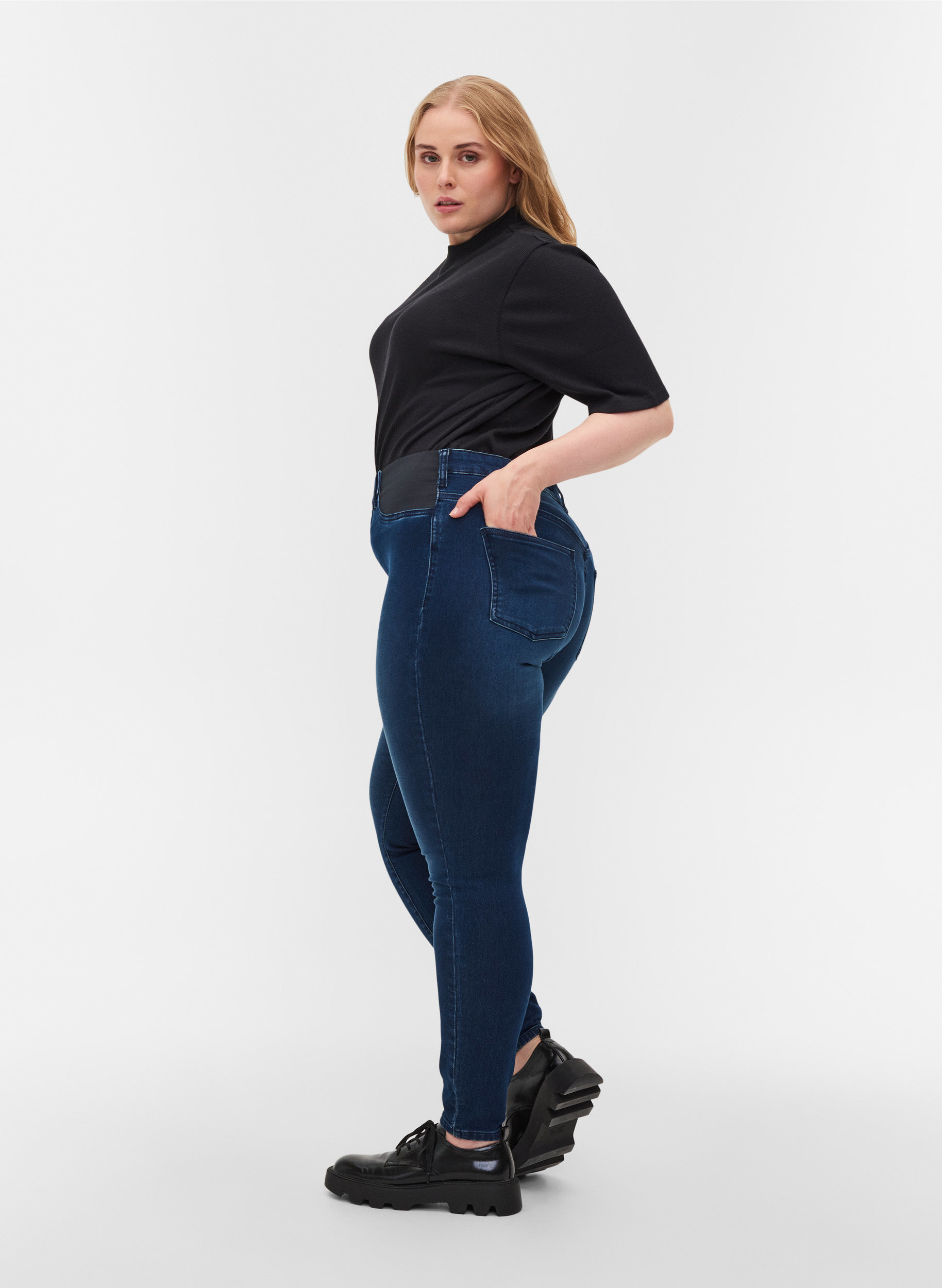 Super slim Amy jeans med strikk i livet, Dark blue denim, Model image number 1