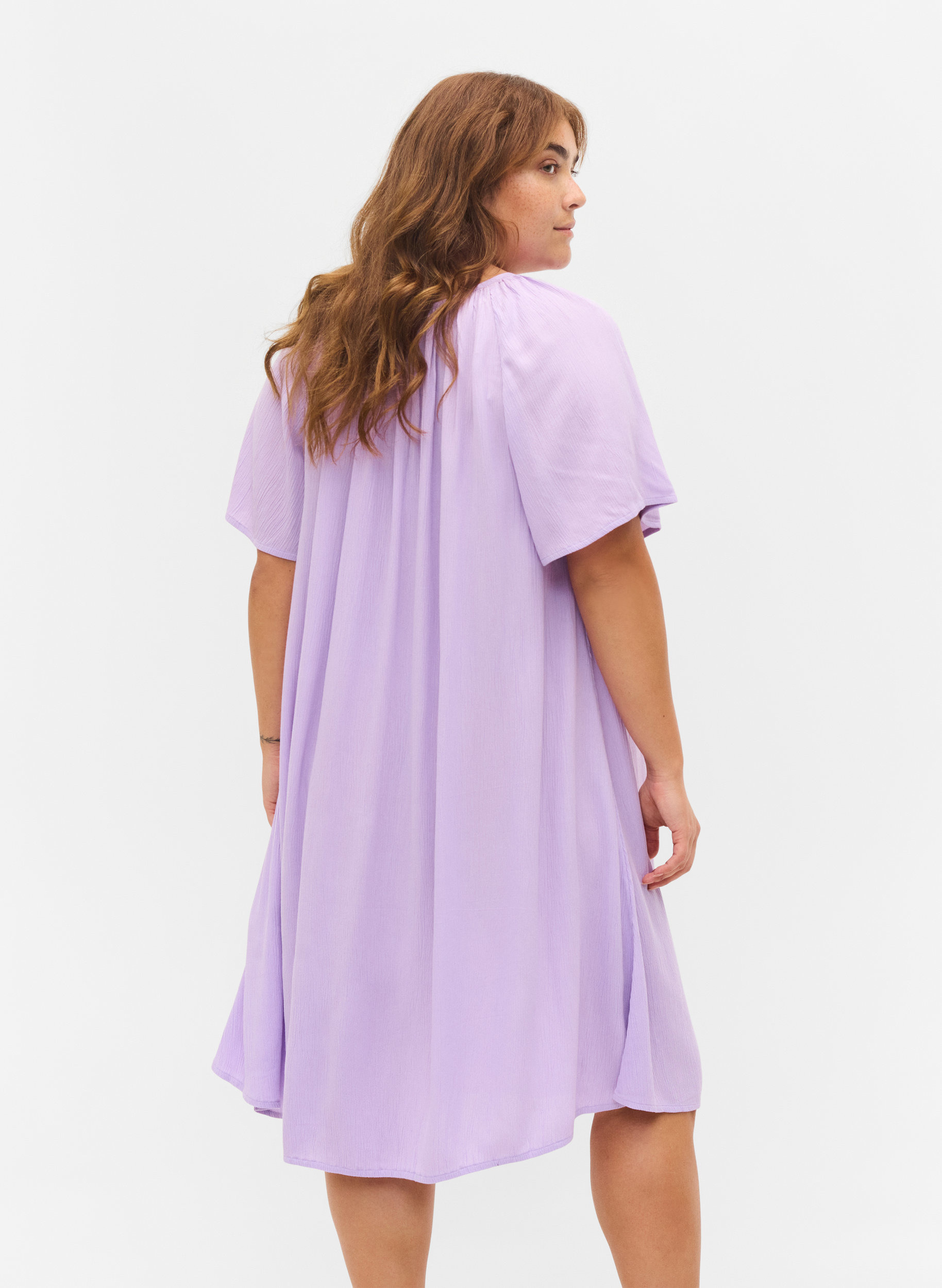 Kortermet viskosekjole, Lavendula, Model