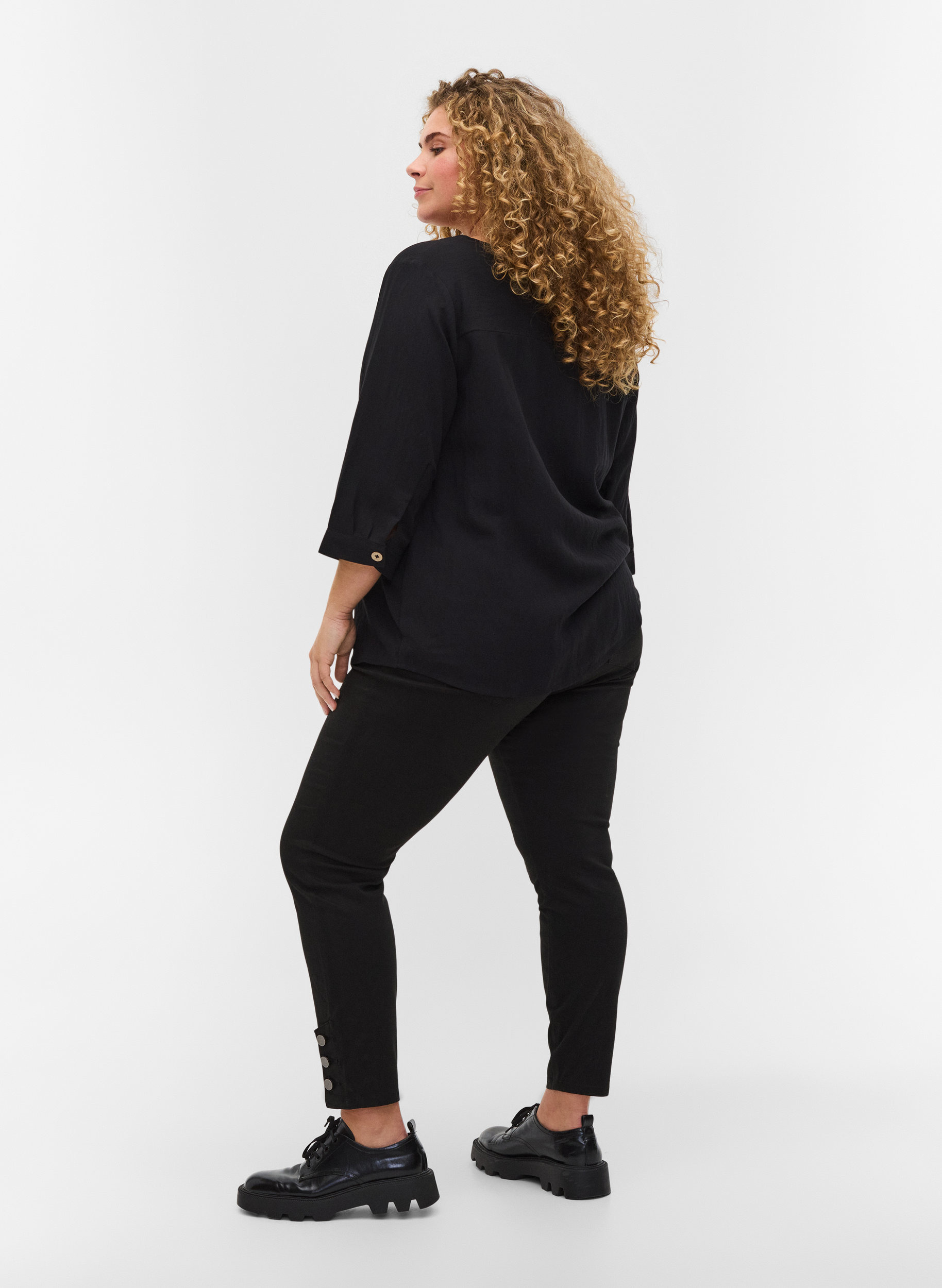 Cropped Amy jeans med knapper, Black, Model image number 1
