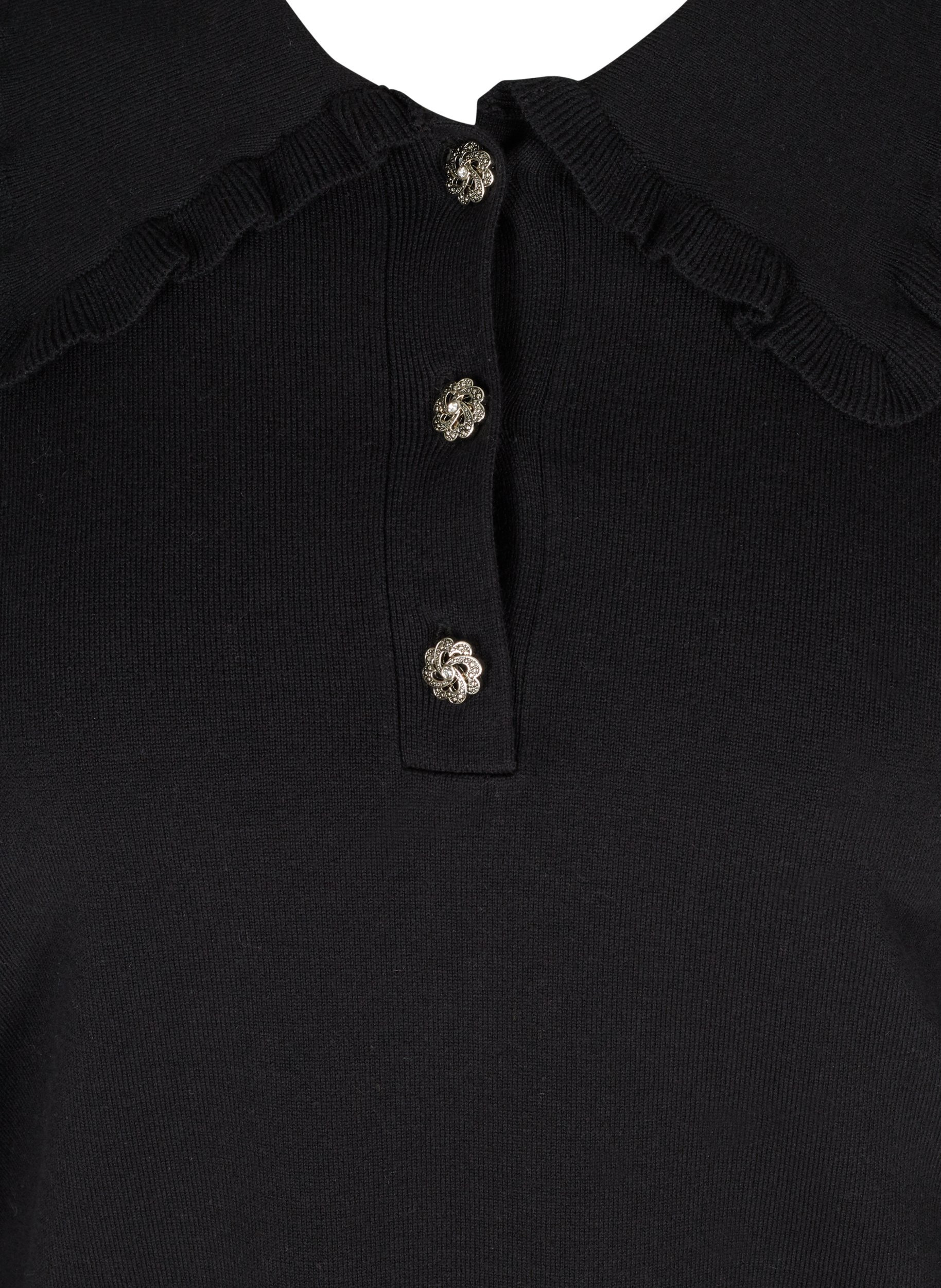 Strikkegenser med en bred volangkrave og knapper, Black, Packshot image number 2