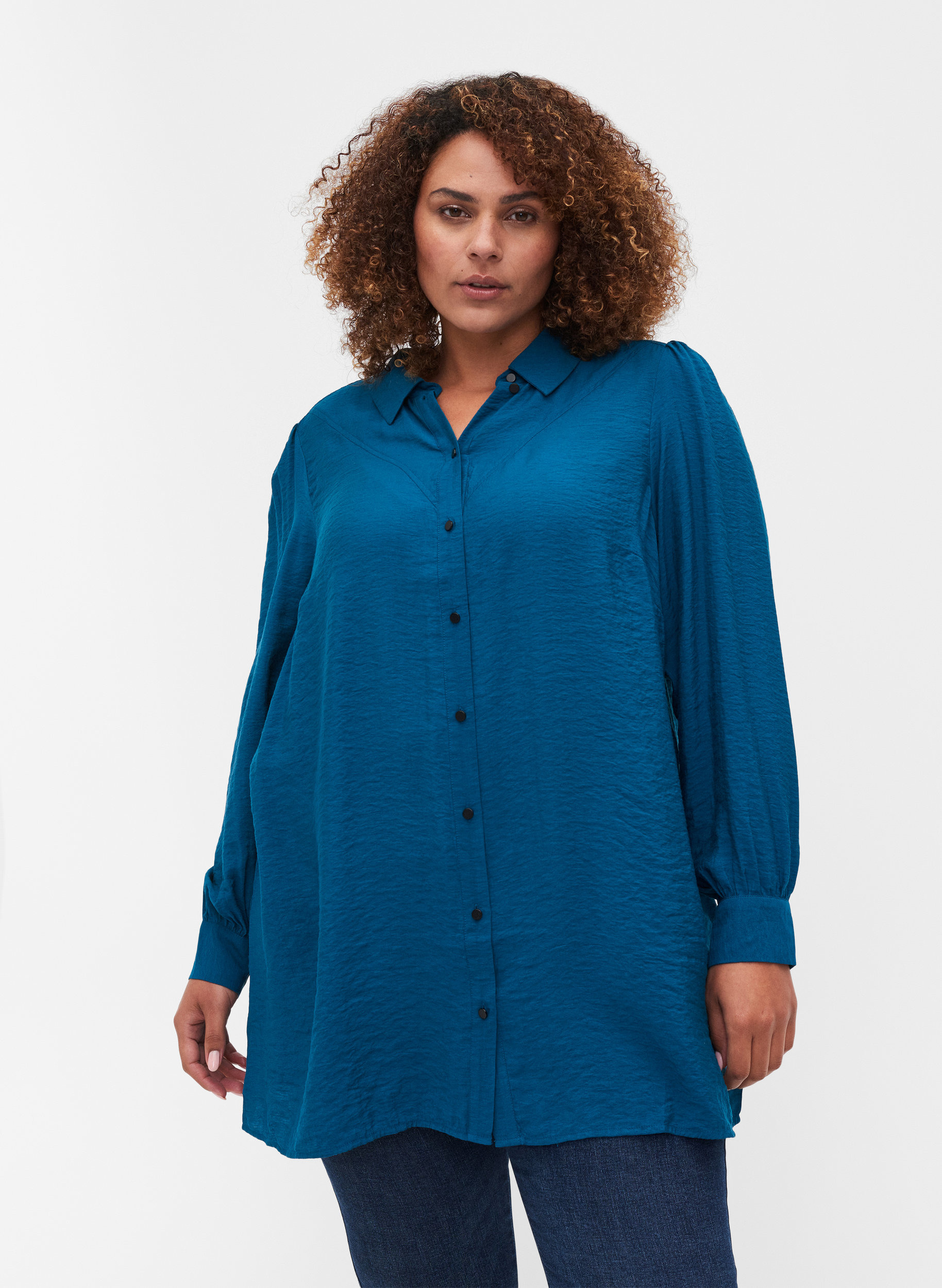 Lang ensfarget skjorte i en viskosemiks, Moroccan Blue, Model image number 0