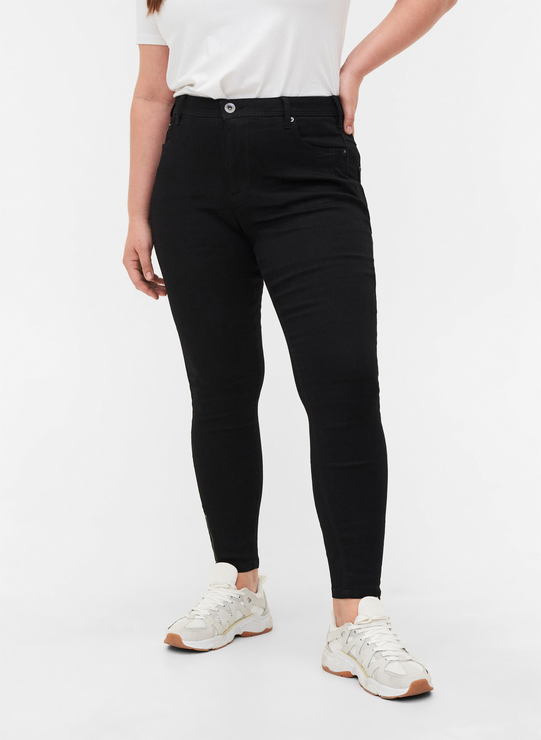 Cropped Amy jeans med glidelås, Black denim, Model image number 3