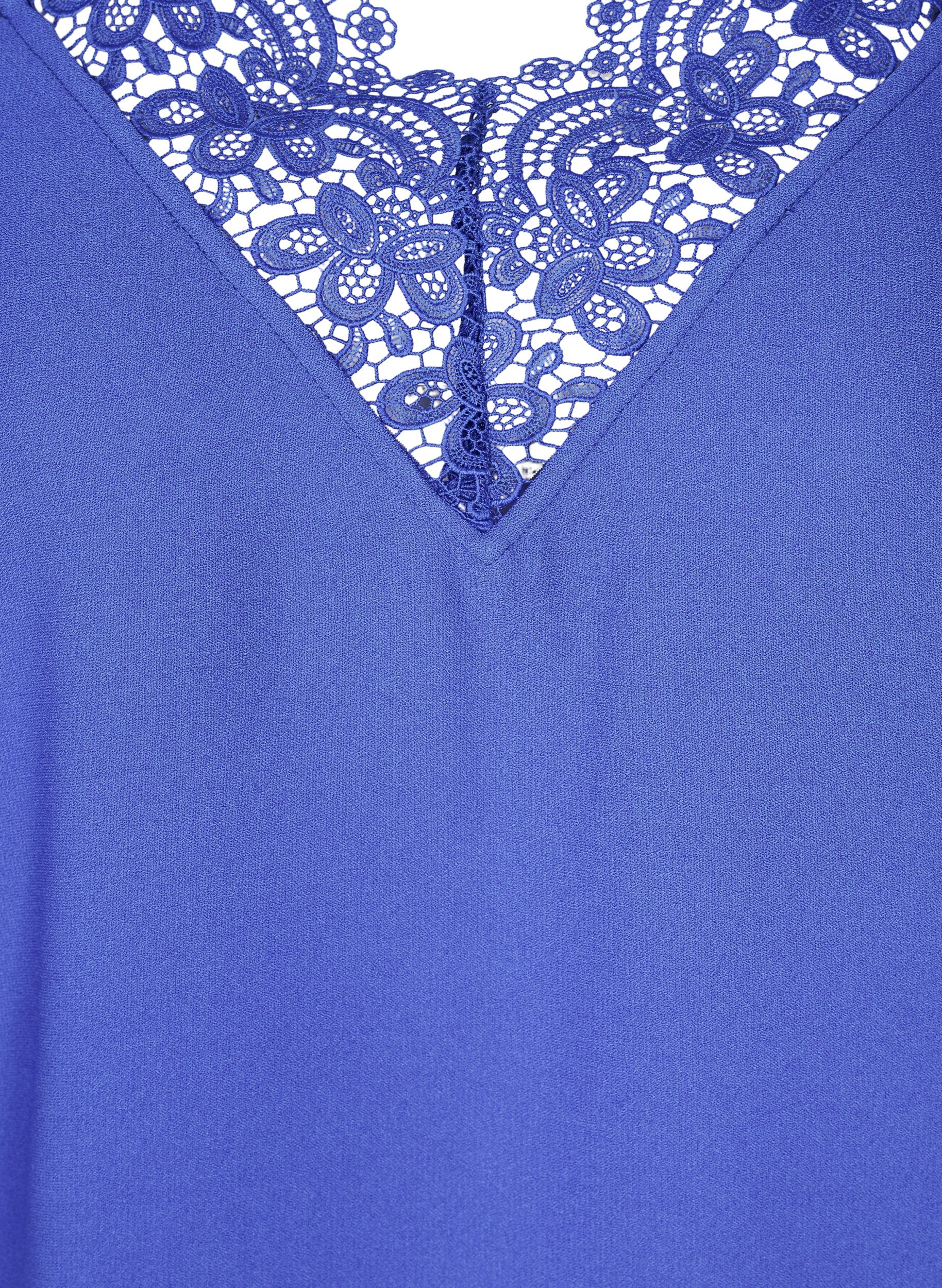 Topp med V-hals og blonder, Dazzling Blue, Packshot image number 2