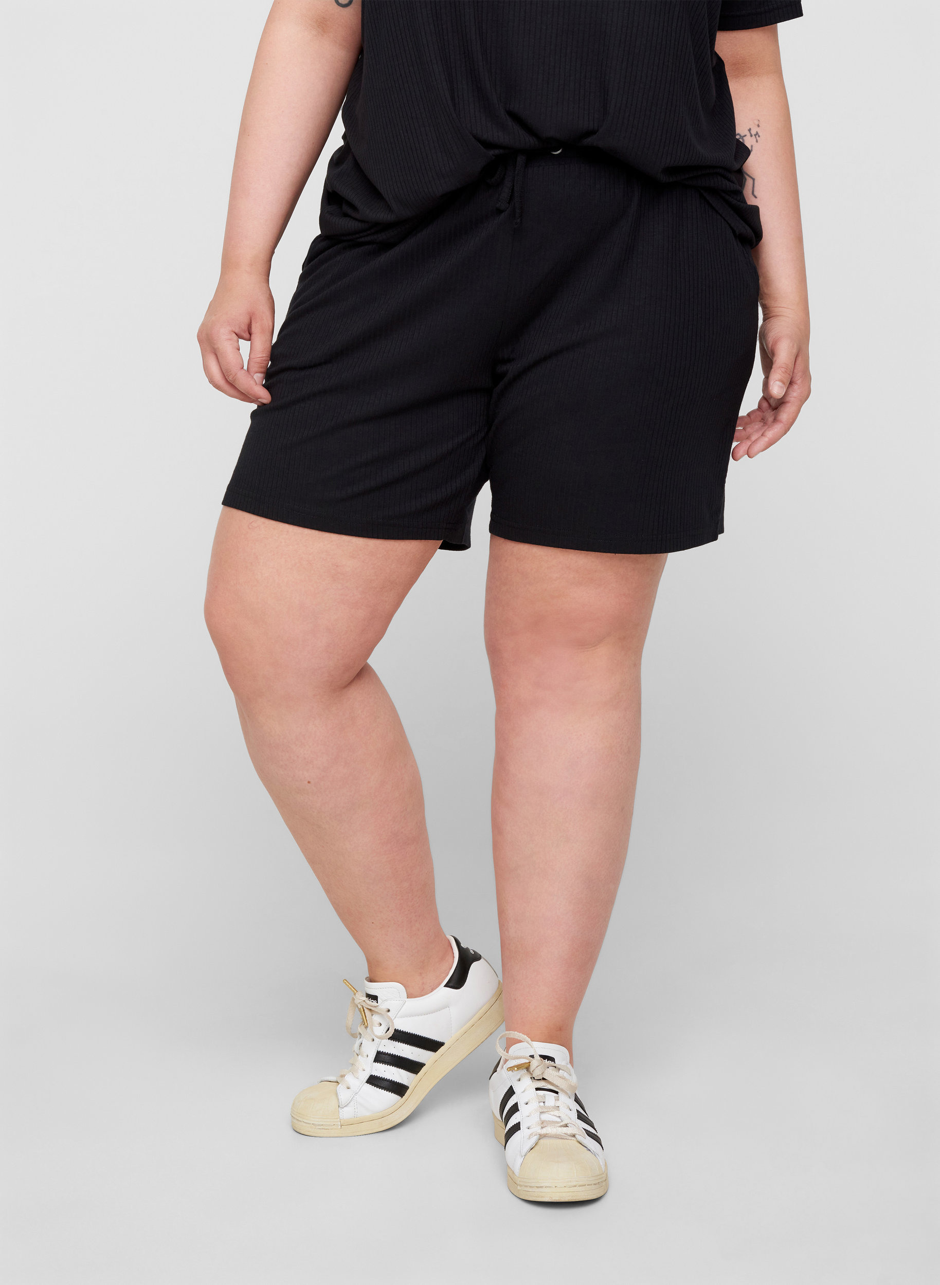 Shorts i et ribbet materiale med lommer, Black, Model image number 2