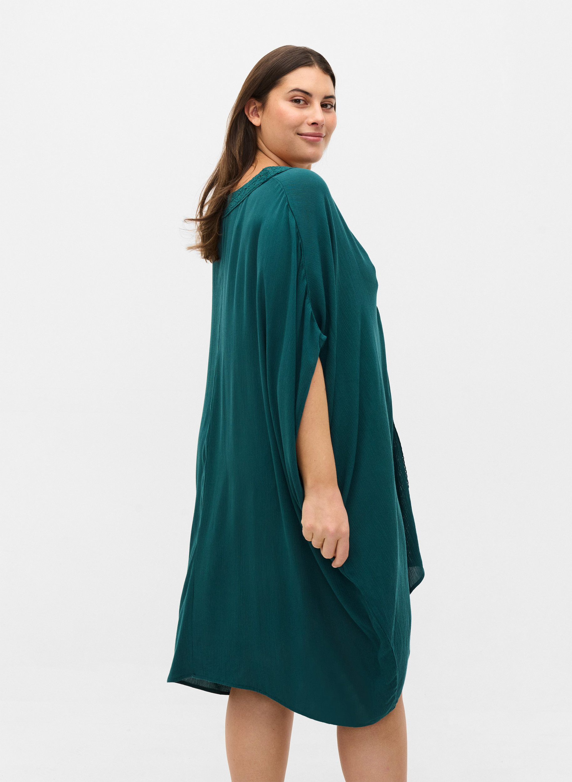 Strandkjole i viskose med blondedetaljer, Deep Teal, Model