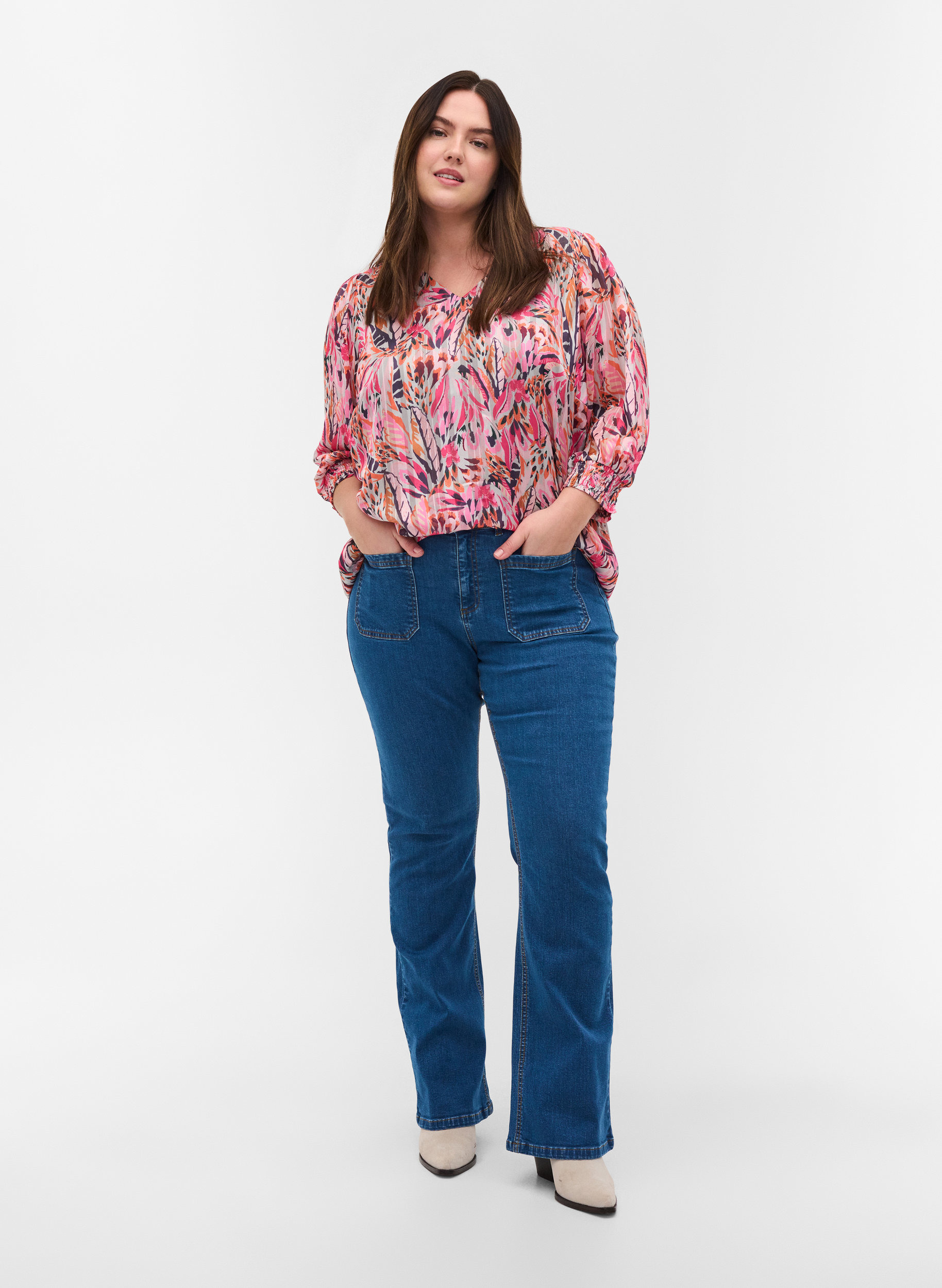 Ellen bootcut jeans med store lommer, Blue denim, Model
