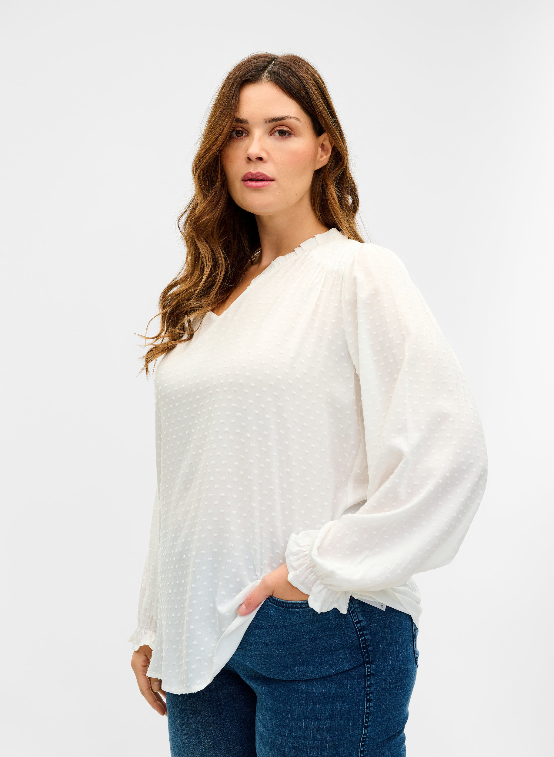 Langermet bluse med smock- og volangdetaljer, Bright White, Model image number 0