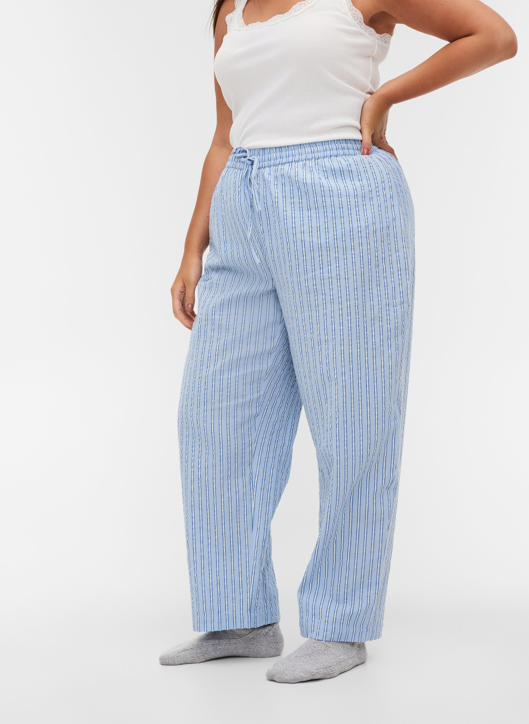 Løse stripete pysjamasbukser i bomull, Chambray Blue Stripe, Model image number 2