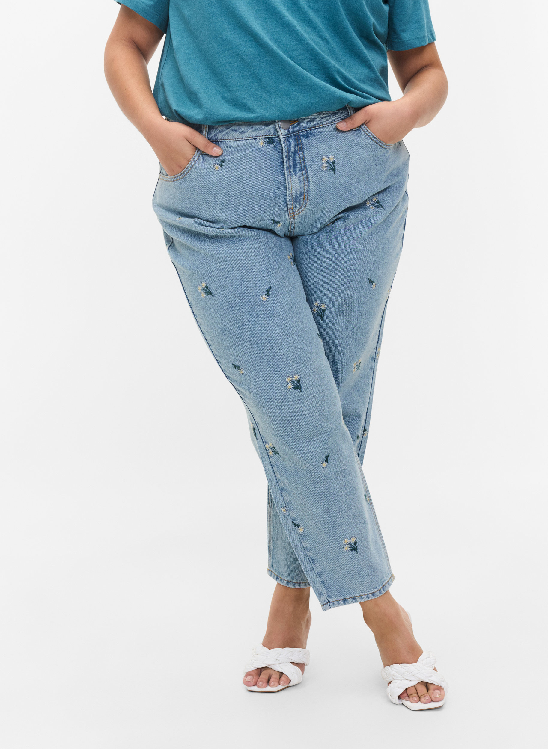 Mille mom fit jeans med blomstrete broderi, Blue w. Small Flower, Model image number 2