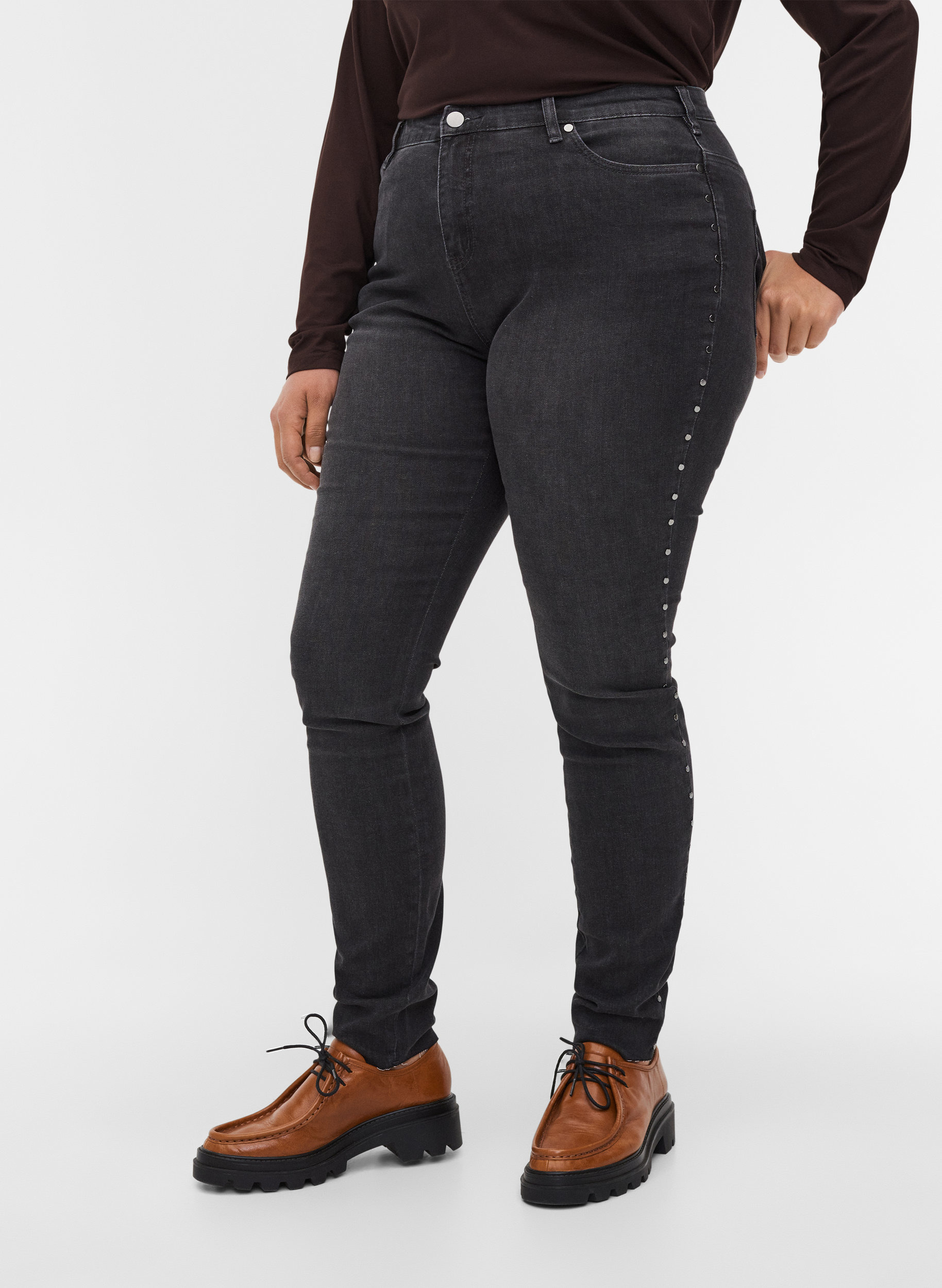 Amy jeans med høyt liv og nagler langs sidesømmene, Dark Grey Denim, Model image number 2
