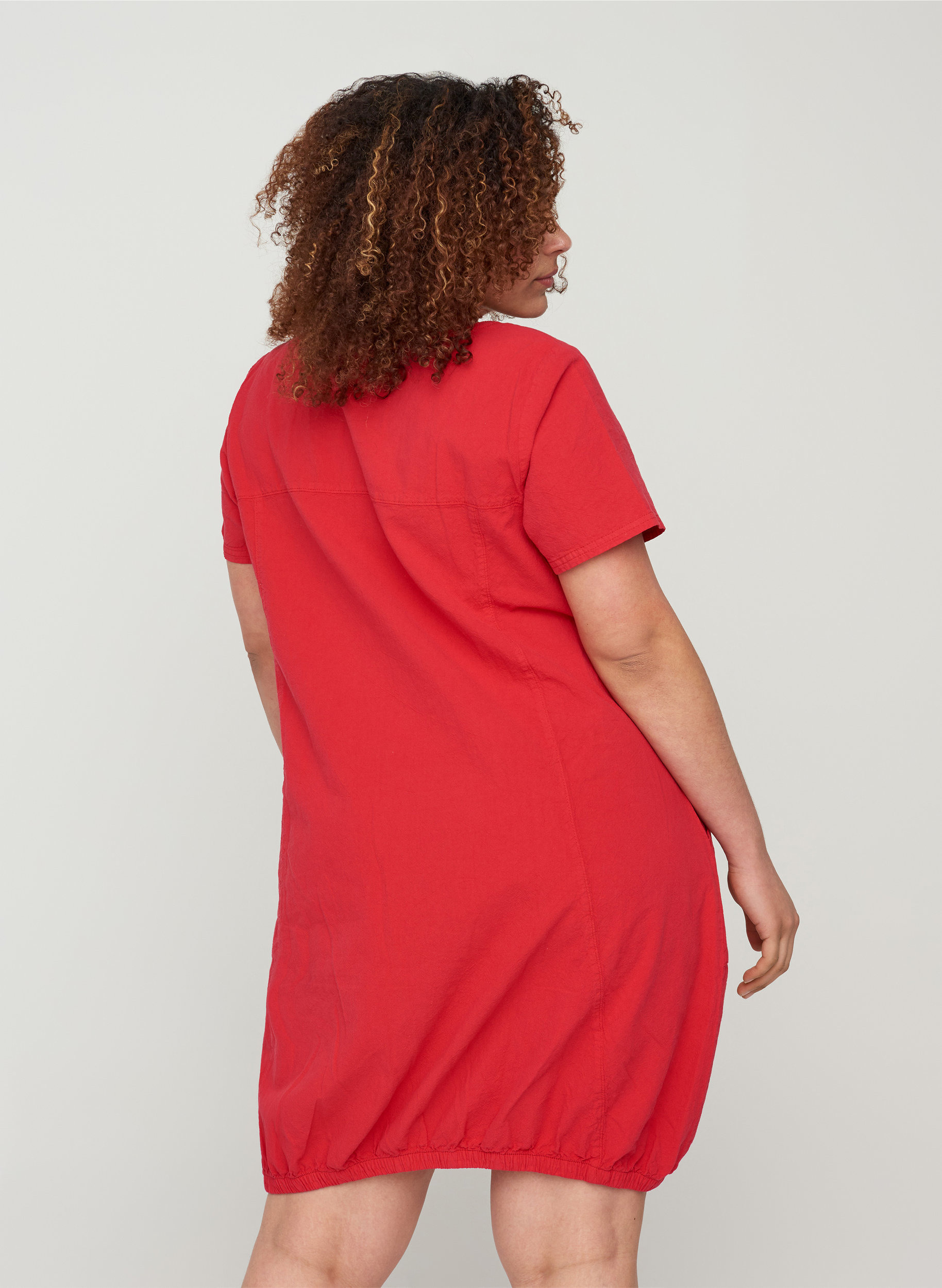 Kortermet kjole i bomull, Lipstick Red, Model image number 1